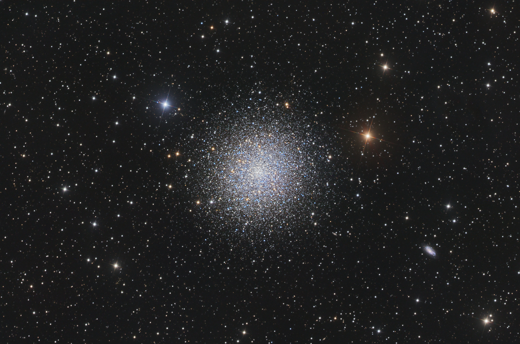 M13, einer der hellsten Sternhaufen am nördlichen Himmel, ist der 25.000 Lichtjahre entfernt.