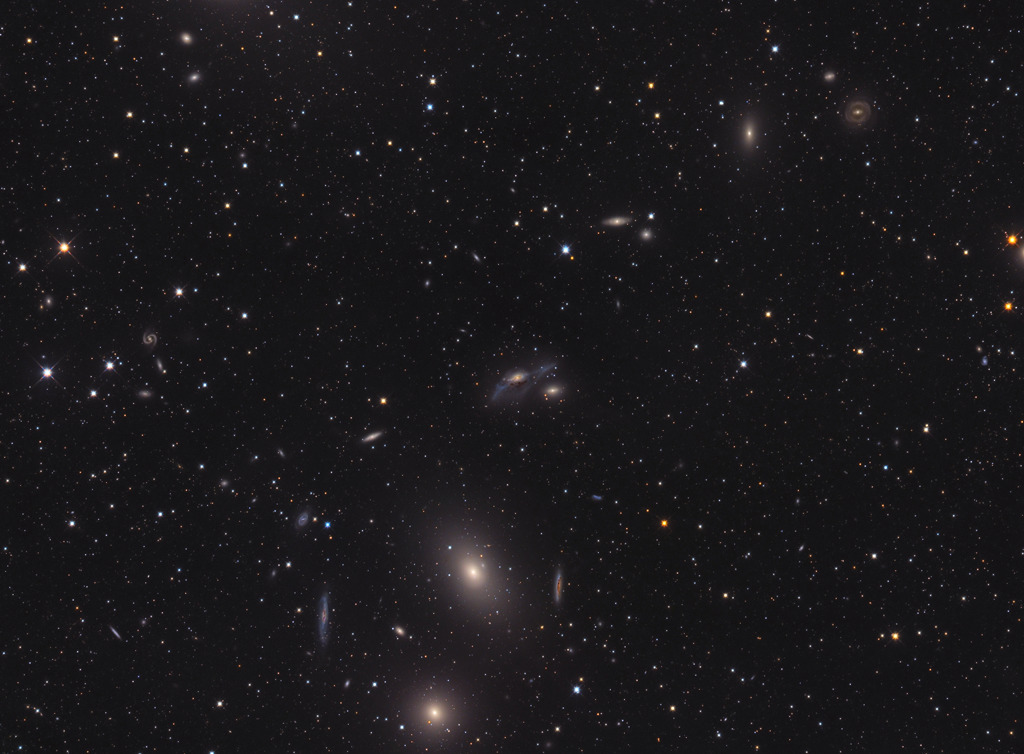 Die Markarjansche Kette mit den Galaxien M84 (unten) und M86 sowie NGC 4438 und NGC 4435, auch bekannt als Markarjans Augen.