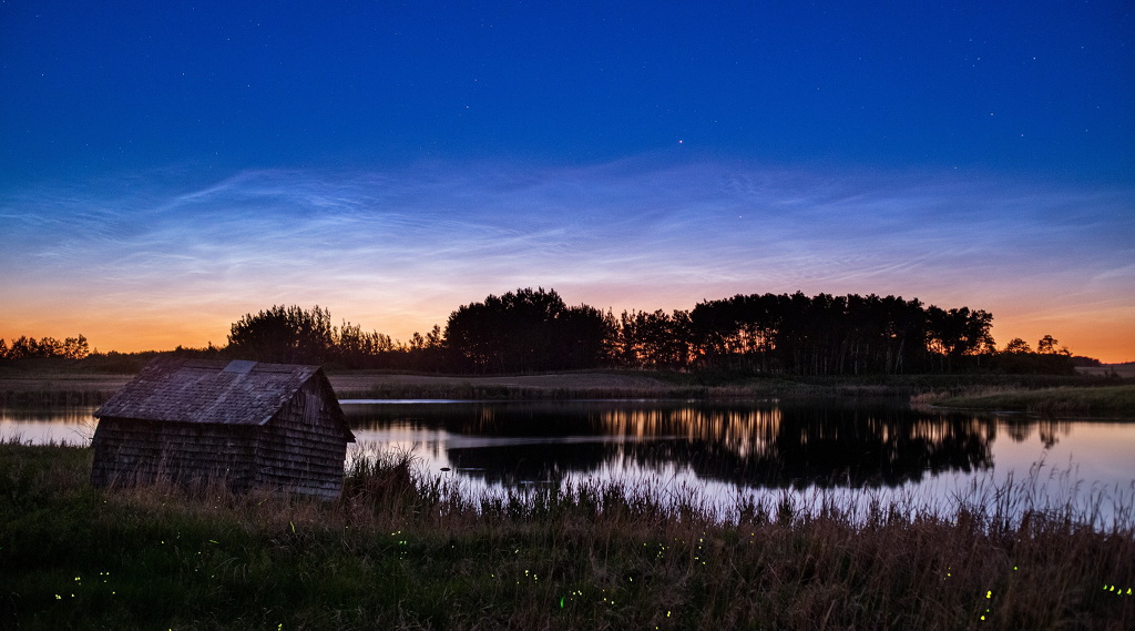 Leuchtende Nachtwolken nördlich von Forrest in Manitoba in Kanada reflektieren etwa um Mitternacht das Licht der Sonne unter dem Horizont.