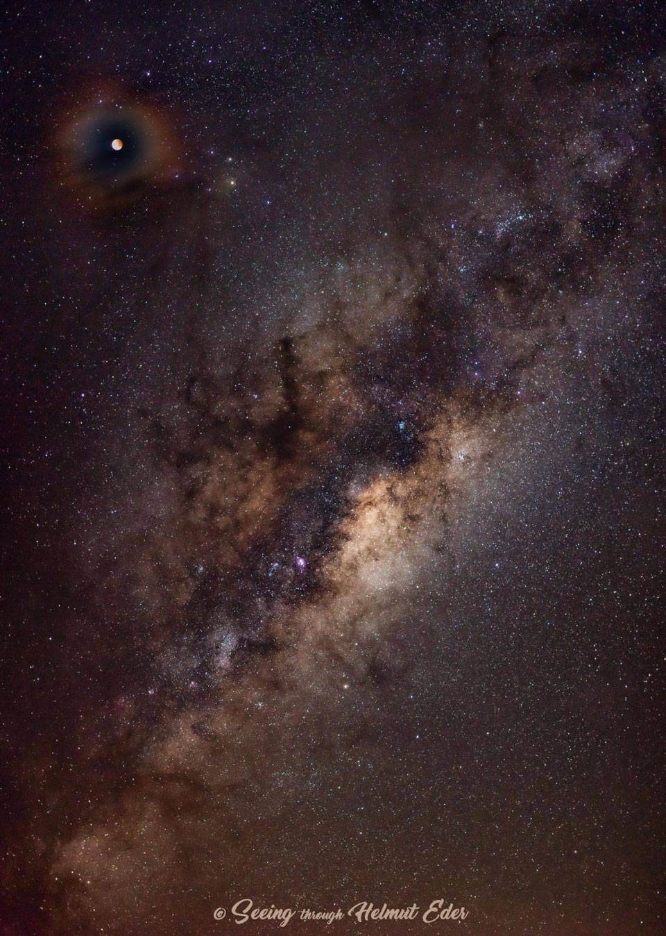 Der Vollmond wurde letzten Monat zusammen mit Schatten, Galaxie und Farben in der Nähe von Cassilis in New South Wales in Australien fotografiert.