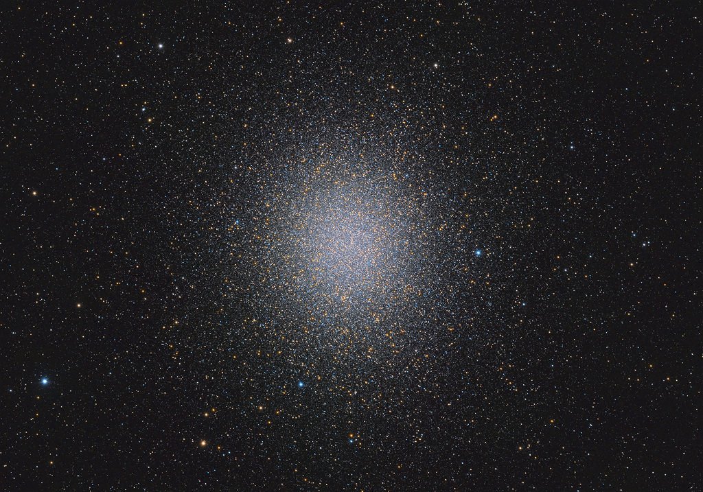 Der Kugelsternhaufen Omega Centauri mit einem Durchmesser von zirka 150 Lichtjahren ist auch als NGC 5139 bekannt und ungefähr 15.000 Lichtjahre entfernt.