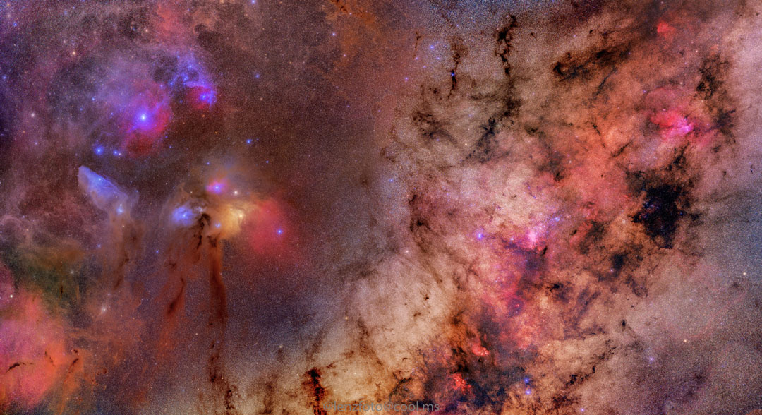 Diese 17 Stunden belichtete Aufnahme zeigt die Milchstraße mit Stern- und Staubwolken um das Sternbild Skorpion und den Stern Antares.