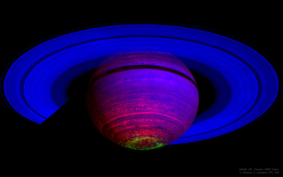 Die Raumsonde Cassini zeigt Saturn mit Polarlichtern in Infrarot.