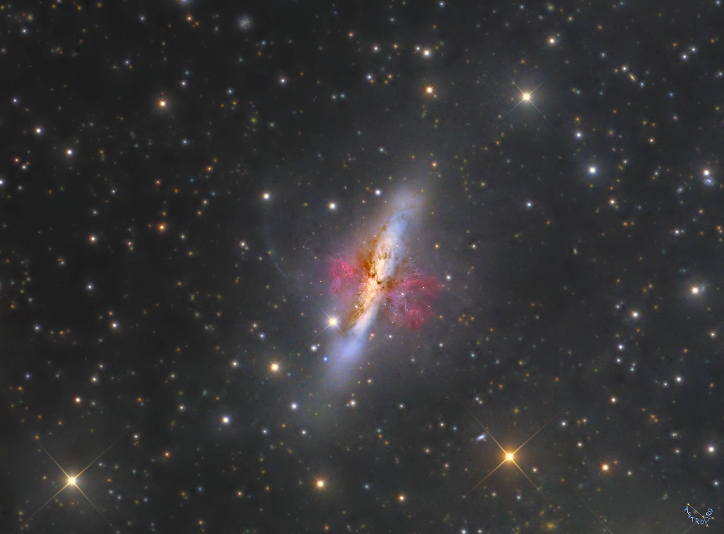 Die Zigarrengalaxie M82 ist 30.000 Lichtjahre groß, sie liegt 12 Millionen Lichtjahre entfernt an der nördlichen Grenze der Großen Bärin.