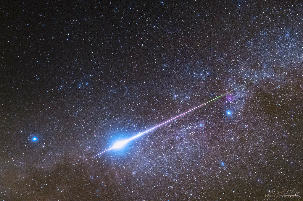 Gleißender Meteor der Perseiden zwischen Deneb und Altair im nördlichen Sommerdreieck.