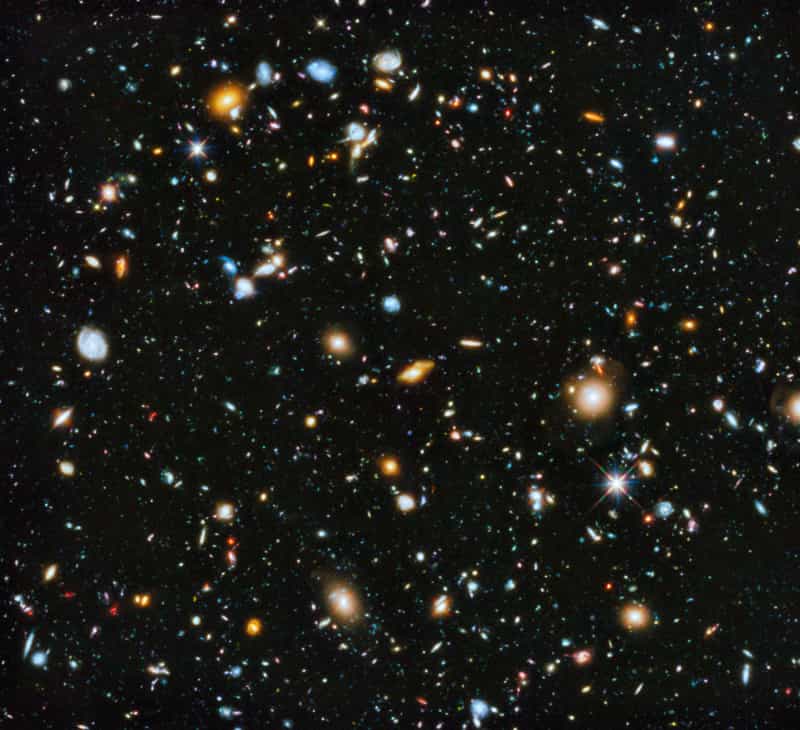 Vertonte Darstellung des Hubble Ultra Deep Field (HUDF).