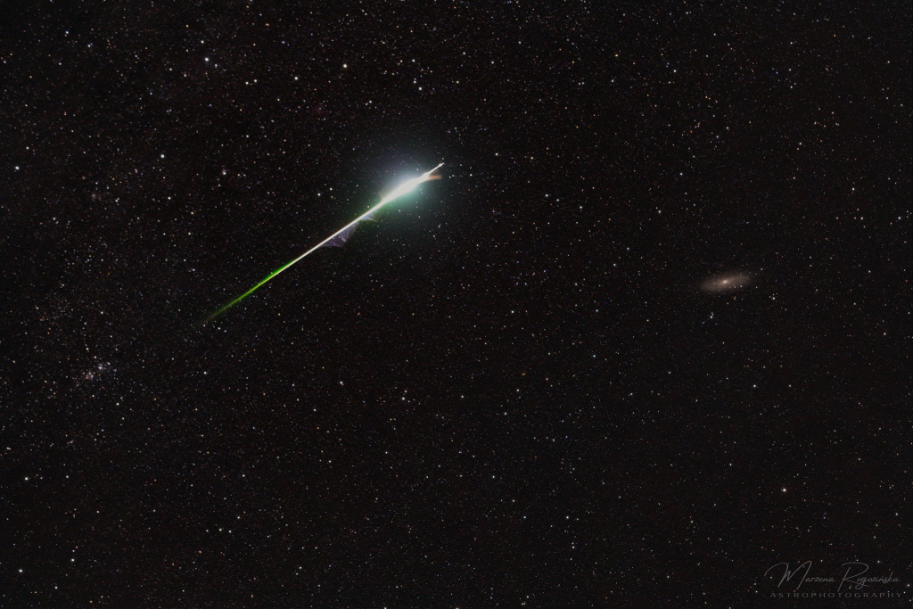 Der Nachthimmel über Busko-Zdrój in Polen mit einem Perseiden-Meteor, Andromeda-Galaxie und Doppelsternhaufen h und Chi Persei.