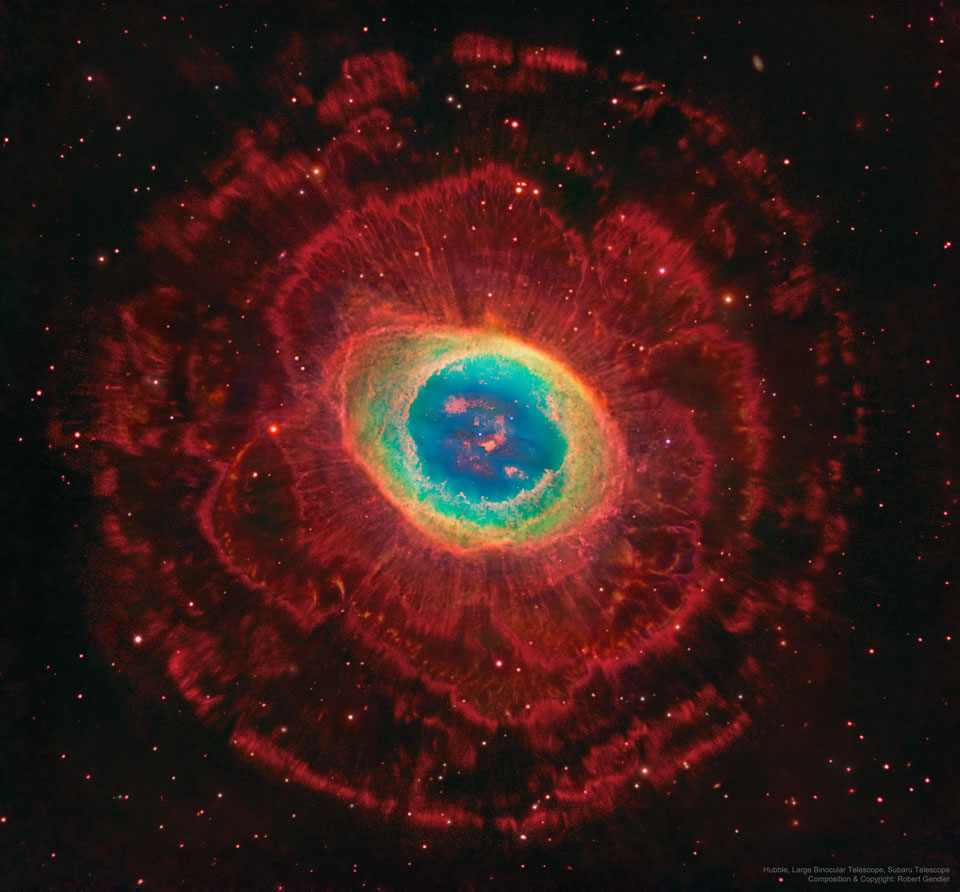 Der Ringnebel M57 in der Leier mit weitläufigen, schwach leuchtenden Schleifen.