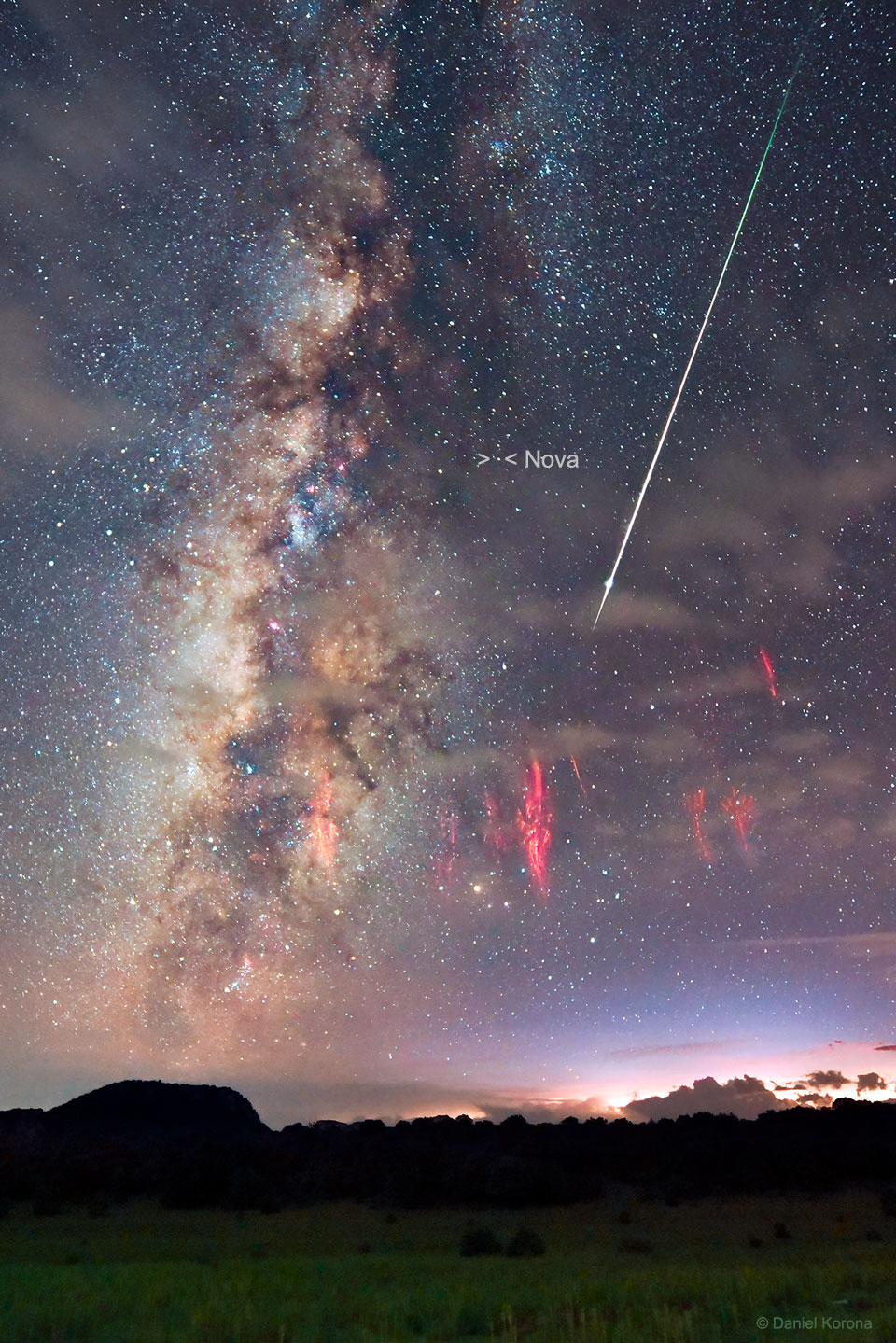 Himmel über Zacatecas in Mexiko mit Perseiden-Meteor, Milchstraße, Roten Kobolden und Nova RS Ophiuchi.