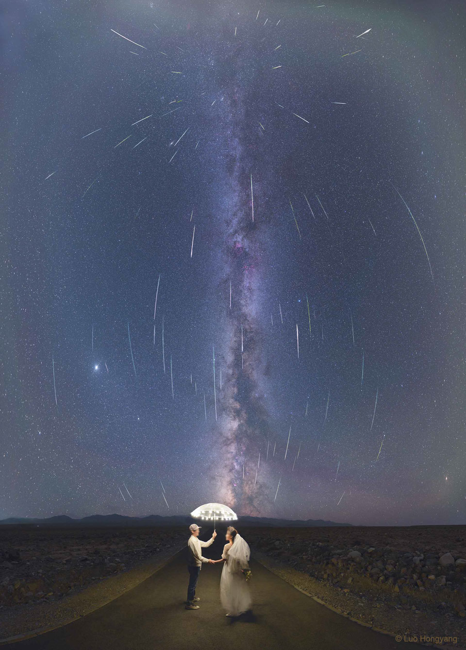 Perseiden-Meteore und Milchstraße in der Nähe von Jiǔquán Shì in der Provinz Gansu in China.