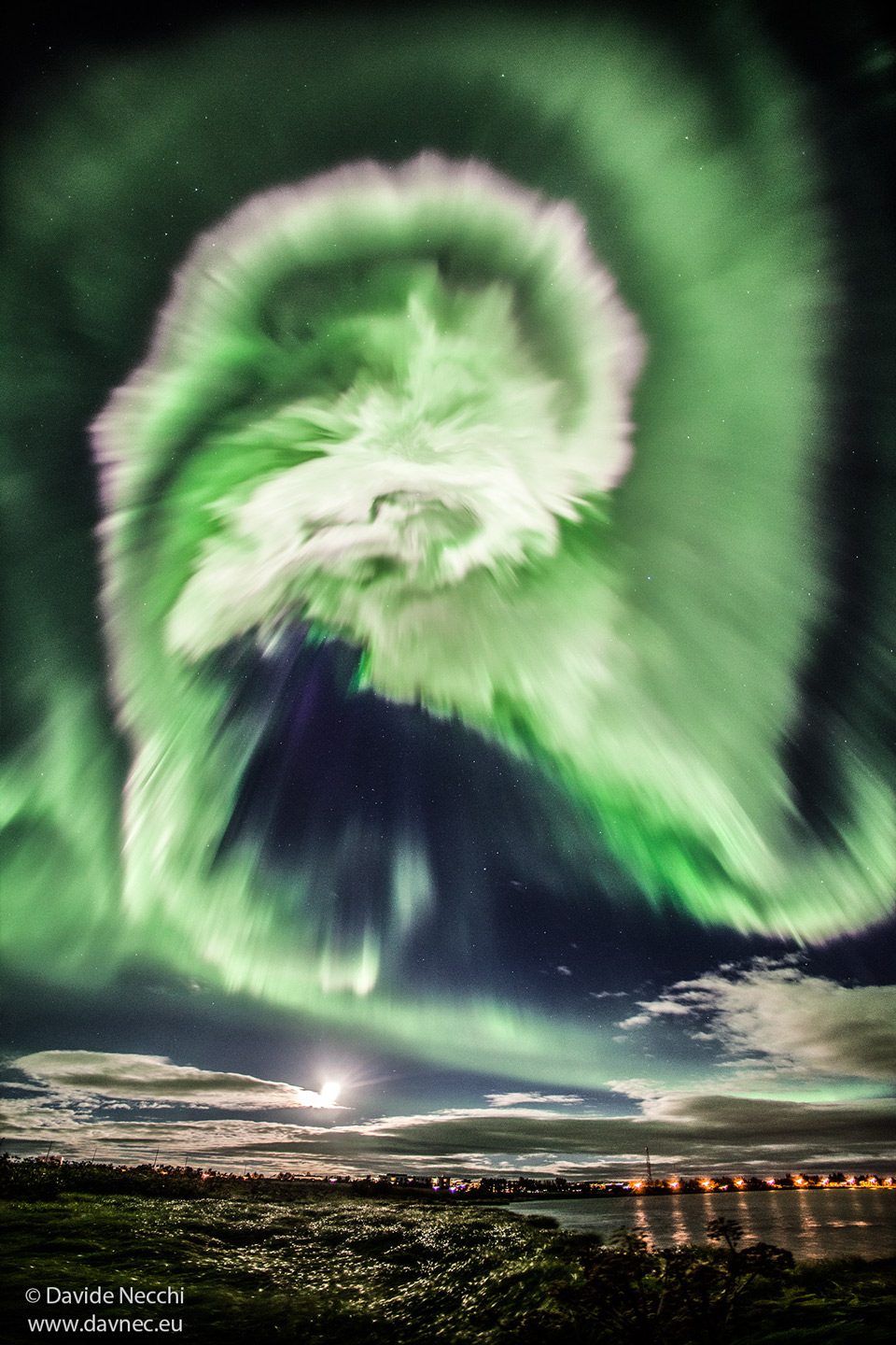 Spiralförmiges Polarlicht über dem Ölfusá bei Selfoss in Island.