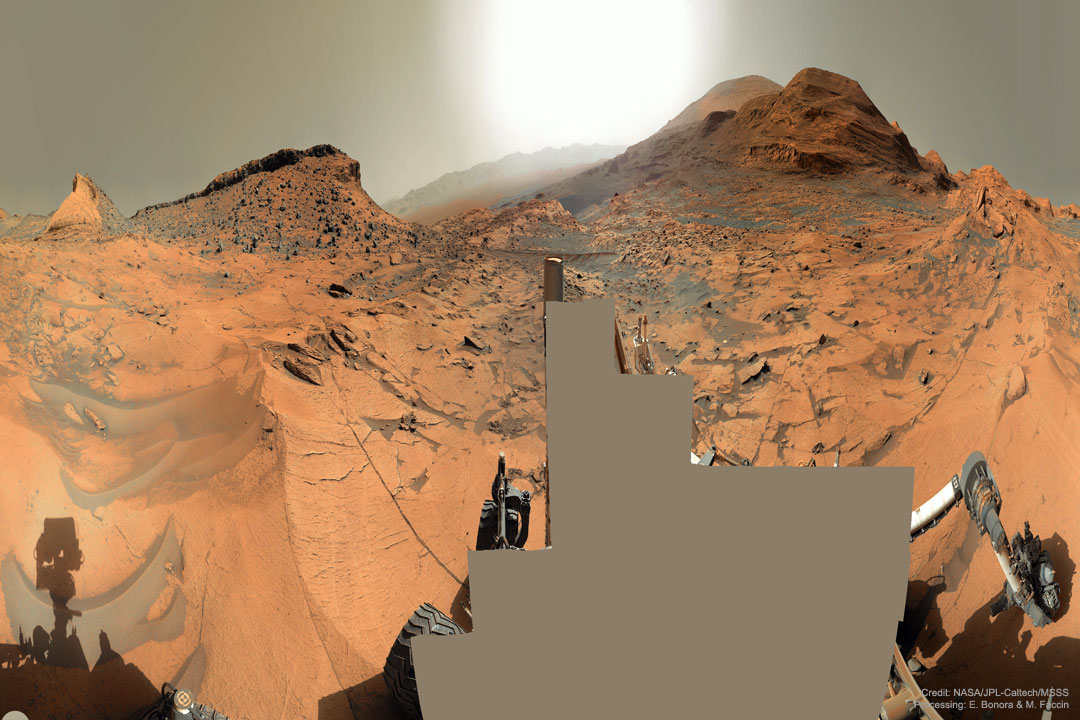 Roboterrover Curiosity zeigt ein 360-Grad-Panorama mit Mount Sharp und Maria Gordon Notch im Krater Gale auf dem Mars.