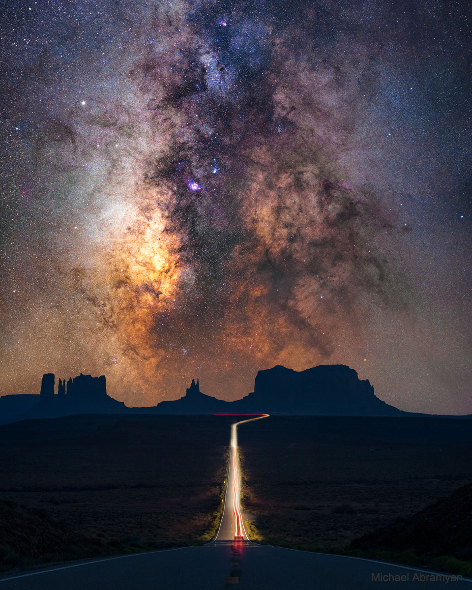 Straße zum Himmel im Monument Valley zur Milchstraße, mit den Tafelbergen im Navajo-Nationalreservat.