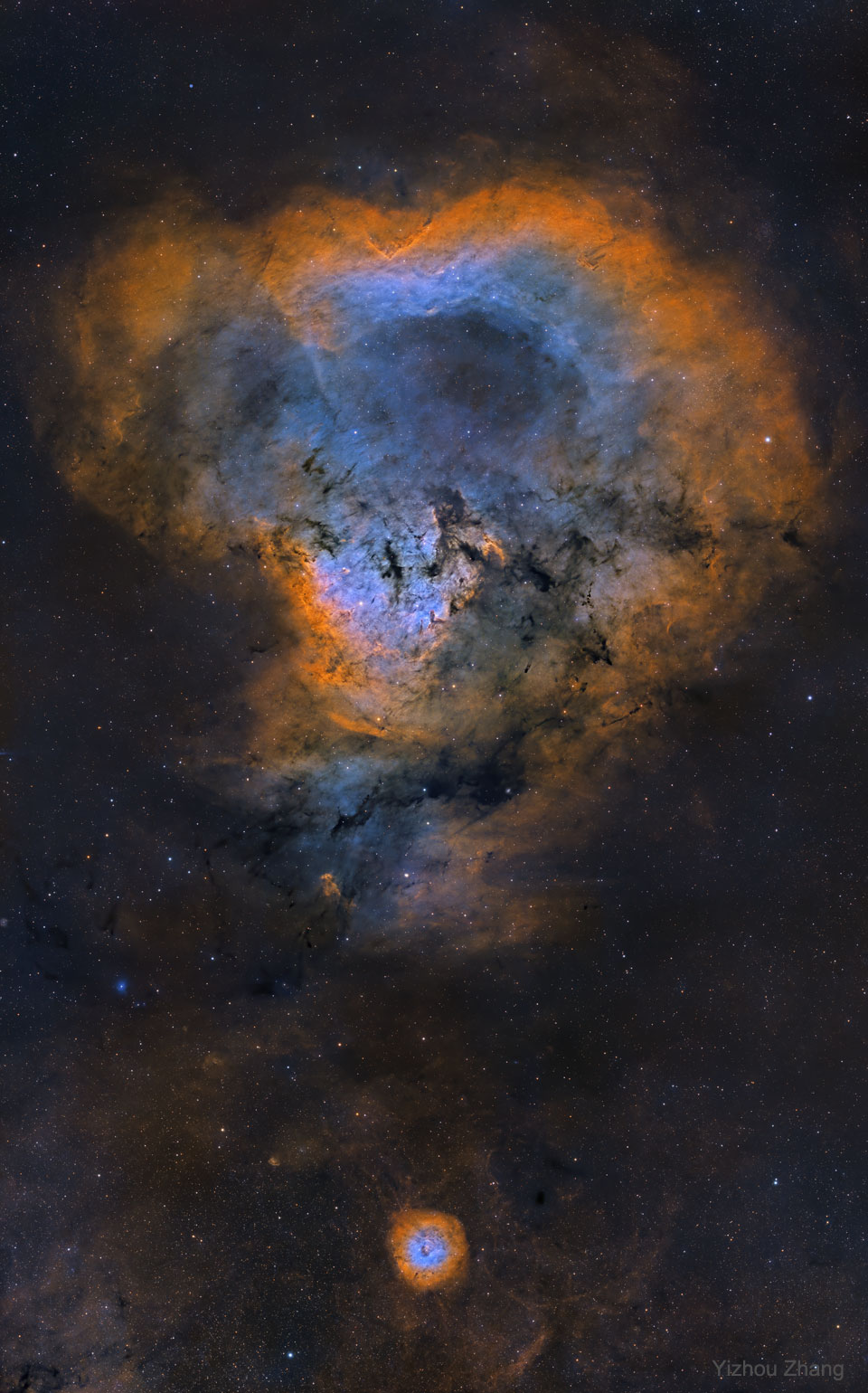 Die leuchtende Sternbildungsregion NGC 7822 liegt etwa 3000 Lichtjahre entfernt am Rand einer riesigen Molekülwolke im nördlichen Sternbild Kepheus.