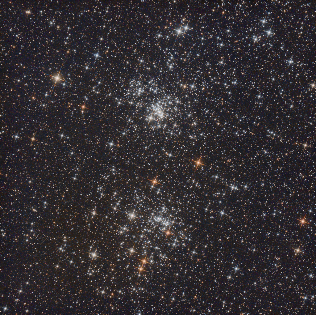 Der Doppelsternhaufen h und Chi Persei ist auch als als NGC 869 (oben) und NGC 884 bekannt, die beiden Haufen stammen wahrscheinlich aus derselben Sternbildungsregion.