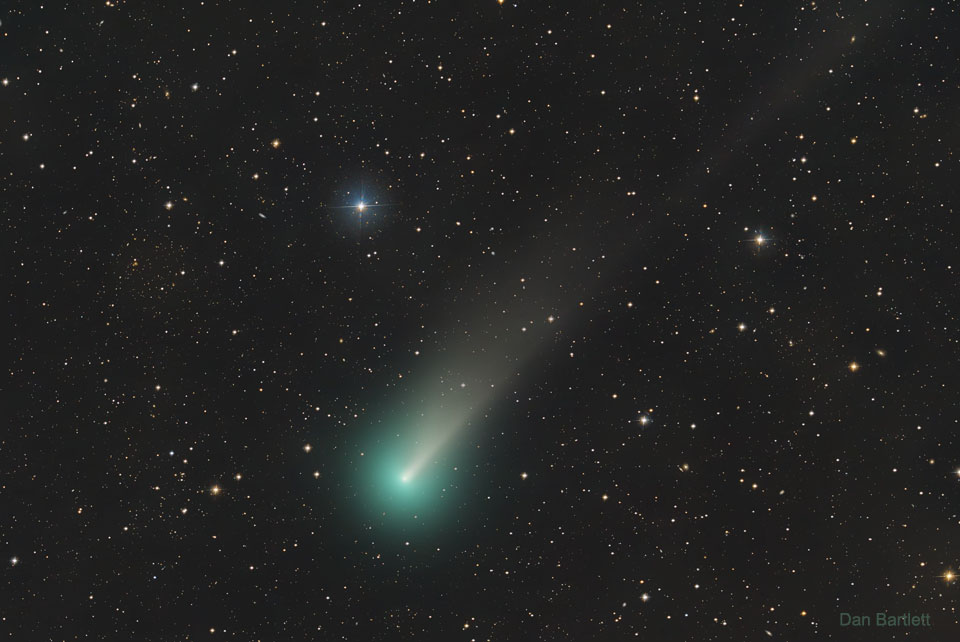 Komet C/2021 A1 (Leonard) mit Schweif und Koma über dem June Lake im Osten der Sierra Nevada in Kalifornien (USA).