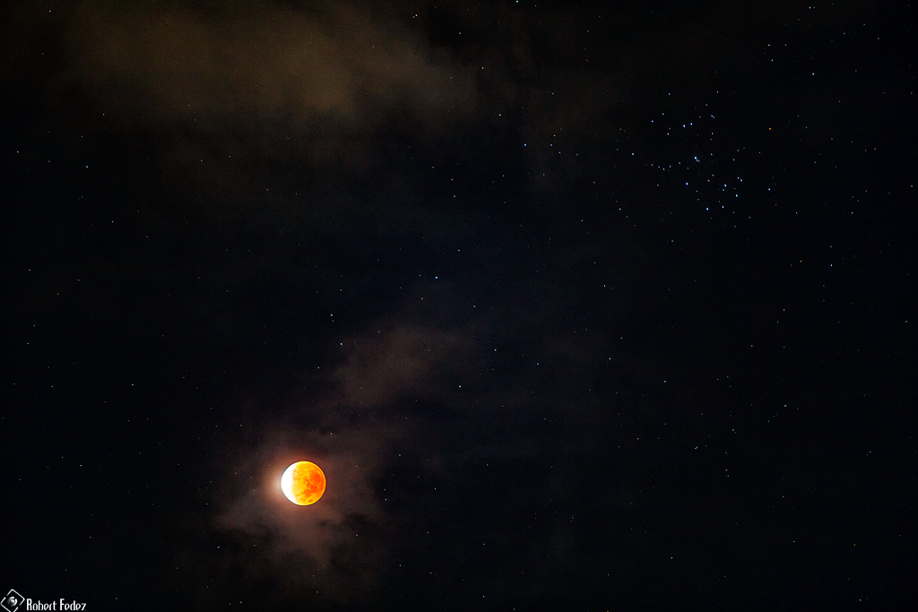 Partielle Mondfinsternis vom 19. November über Cancun in Mexiko im Sternbild Stier bei den Plejaden.