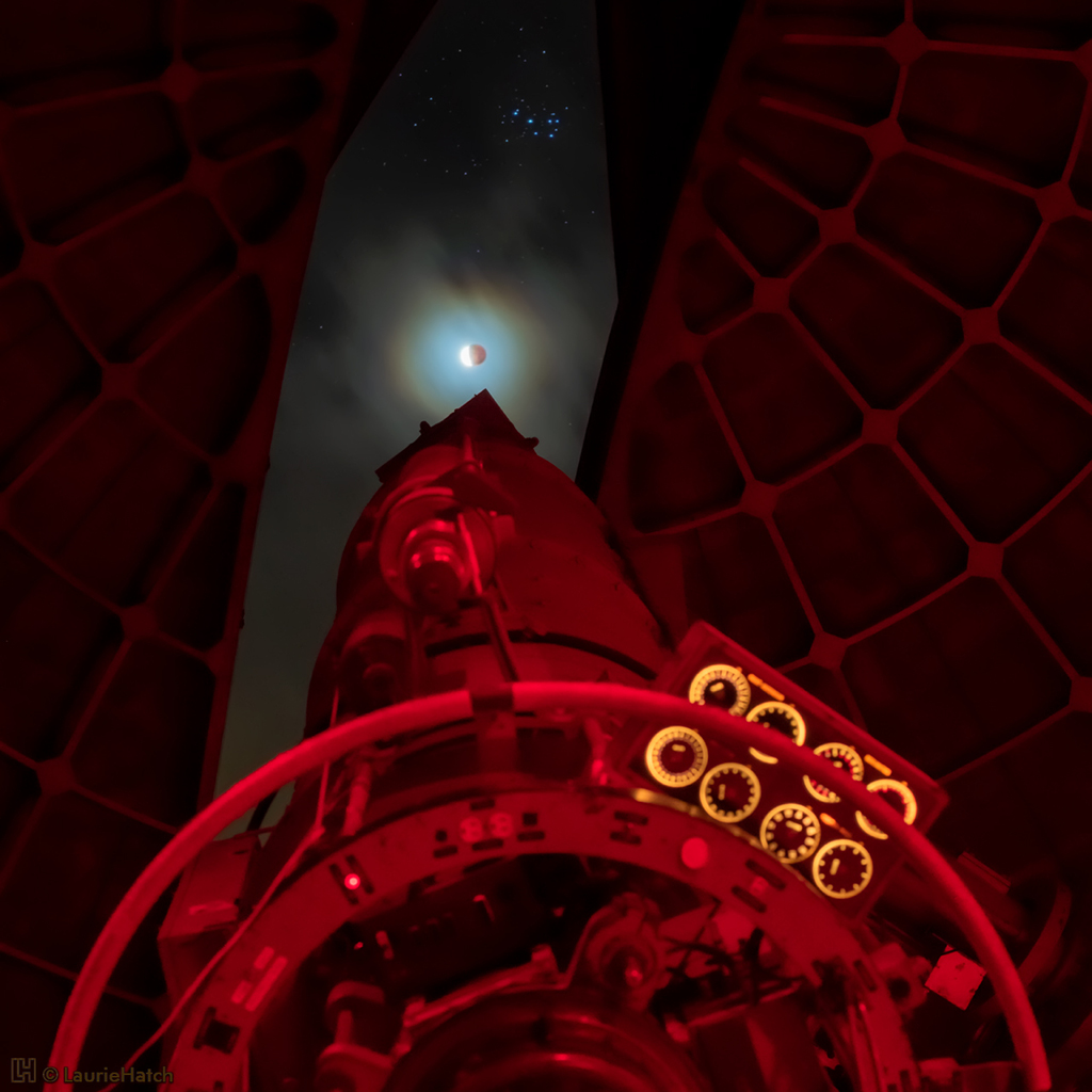 Die Mondfinsternis vom 19. November 2021 und die Plejaden am Lick Observatorium.