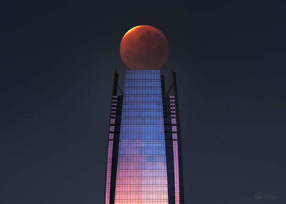 Partielle Mondfinsternis auf dem Gran Torre Santiago in Chile, dem höchsten Gebäude in Südamerika.