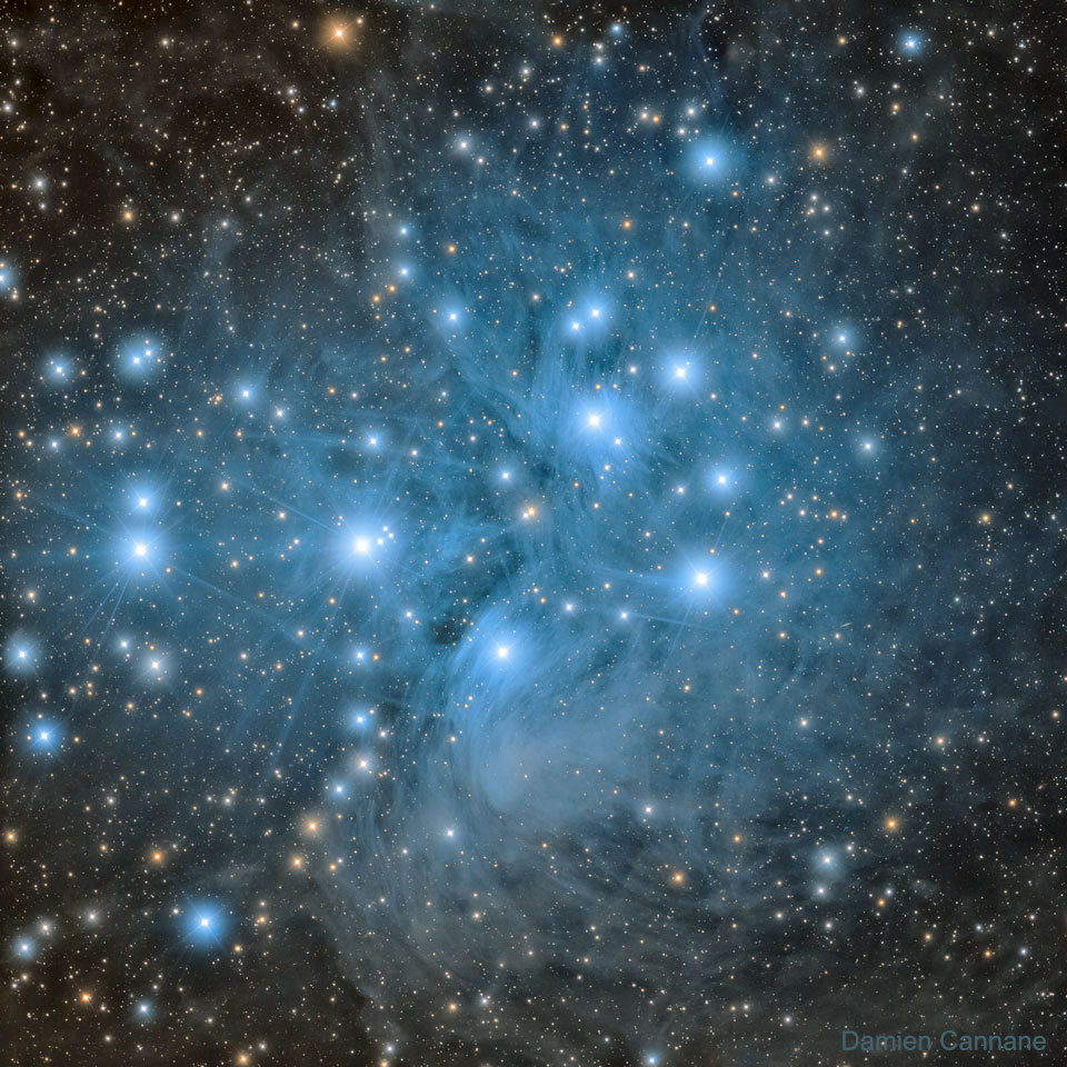 Lang belichtete Aufnahme der Plejaden, auch Siebengestirn oder Messier 45, im Sternbild Stier mit blauem Reflexionsnebel.
