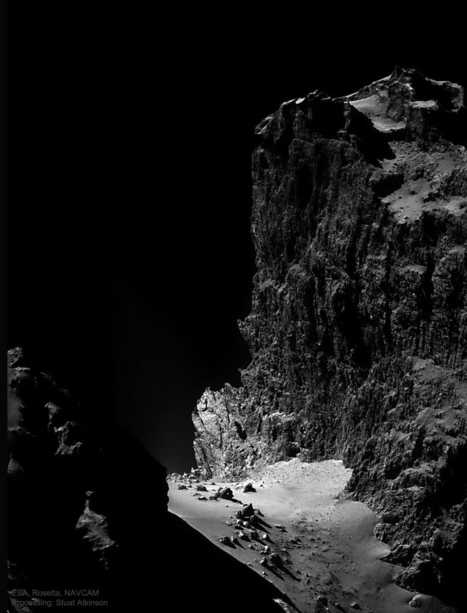 Klippe auf dem Kometen Tschurjumow-Gerassimenko, fotografiert von der Raumsonde Rosetta.