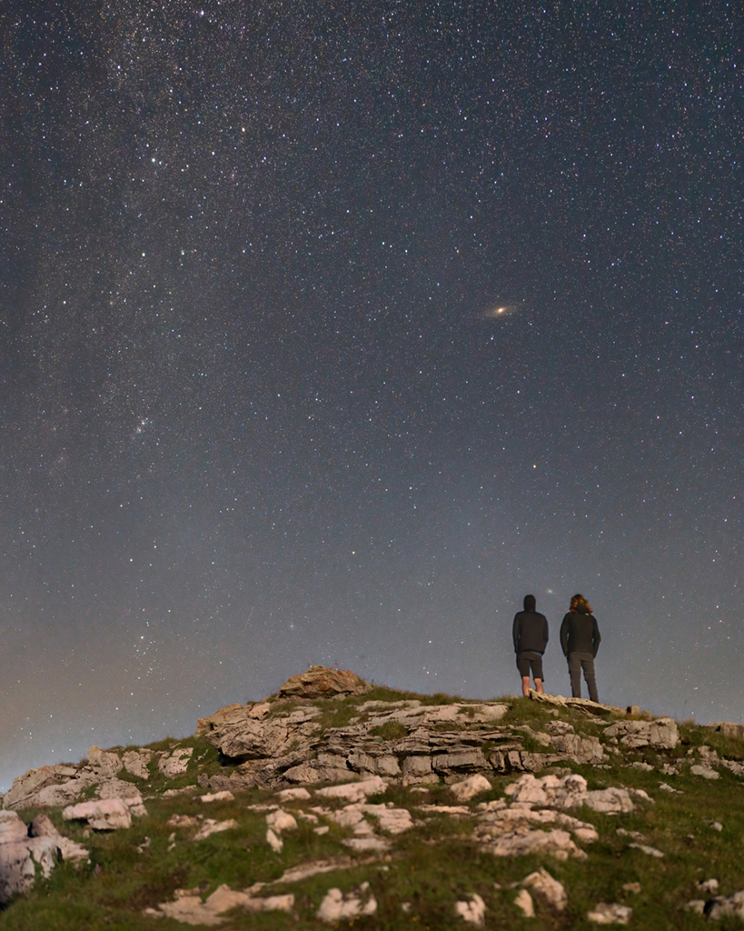 Nachthimmel über dem Plateau d'Emparis in den französischen Alpen mit Andromedagalaxie und Dreiecksgalaxie.