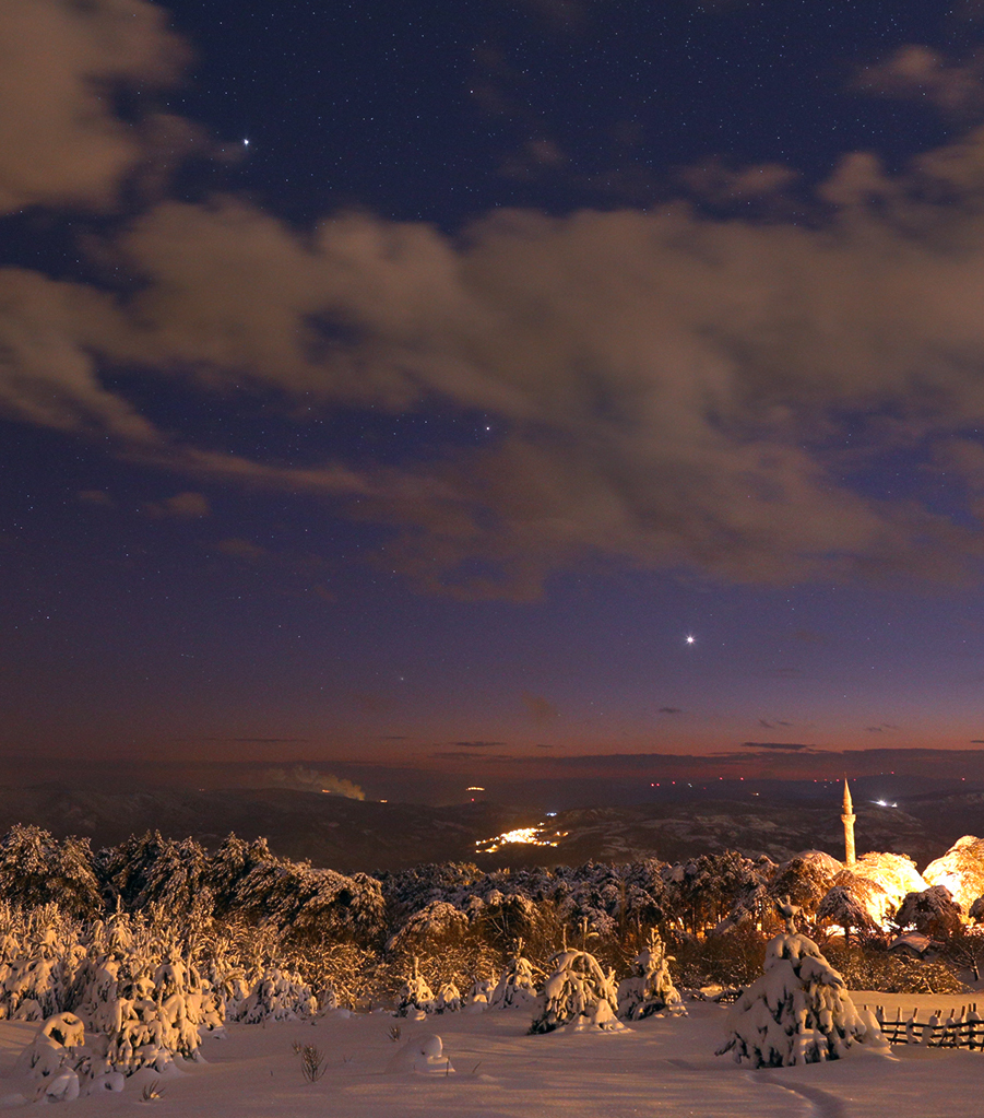 Die Planeten Venus, Jupiter, Saturn und Komet Leonard über dem türkischen Dorf Kirazli.
