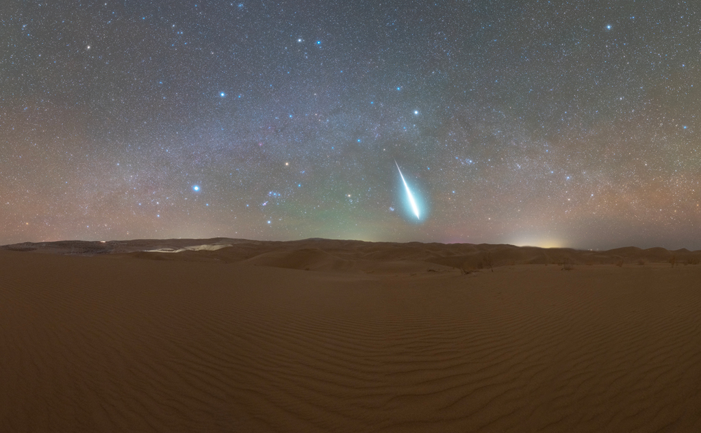 Feuerkugel der Geminiden unter dem Stern Kapella in der Tengger-Wüste in Zentralchina.