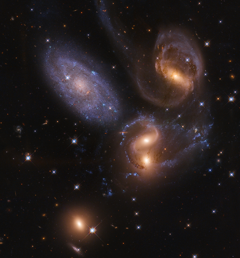 Stephans Quintett mit den wechselwirkenden Galaxien NGC 7319, 7318A, 7318B und 7317.
