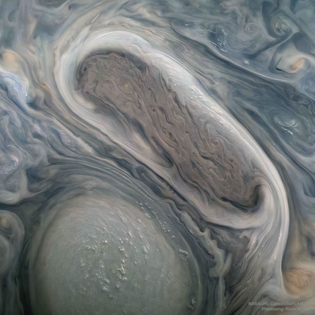 Die Raumsonde Juno zeigt Wolken über ovalen Wirbelsturm-Regionen auf Jupiter.