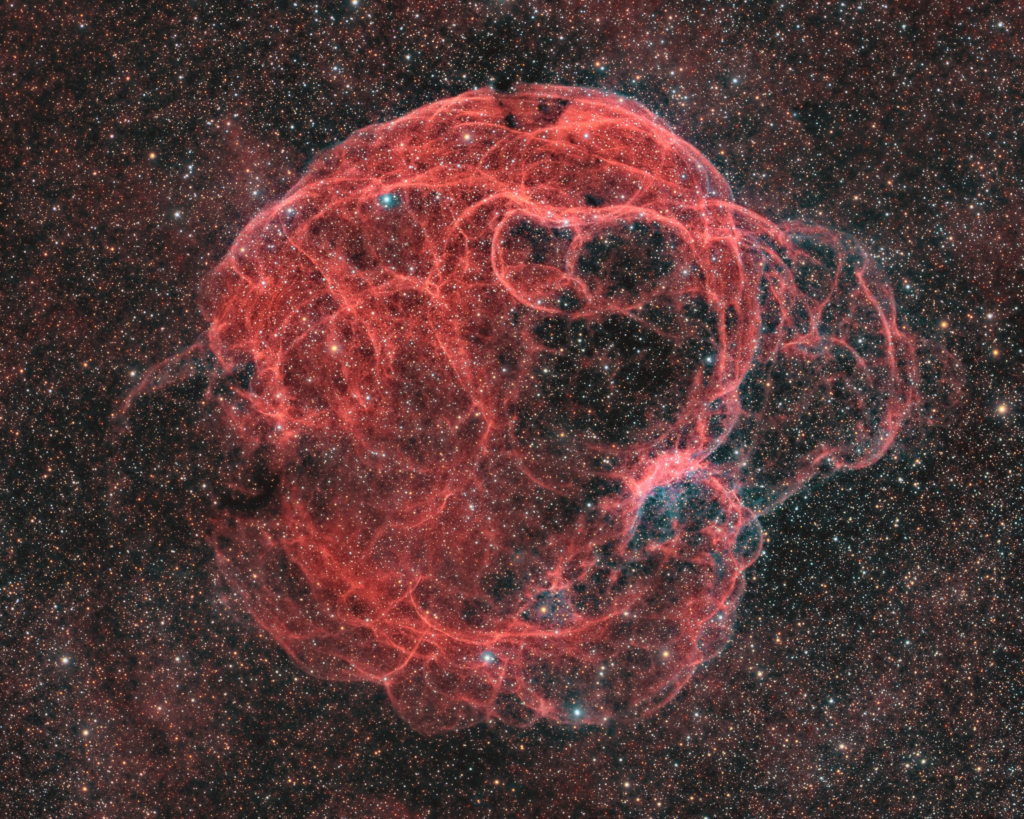 Der Supernovaüberrest Simeis 147 an der Grenze zwischen den Sternbildern Stier und Fuhrmann.