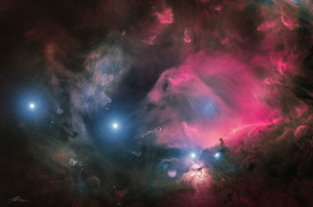 Staubwolken und Nebel im Gürtel des Orion um die Sterne Mintaka, Alnilam und Alnitak mit Pferdekopf- und Flammennebel.