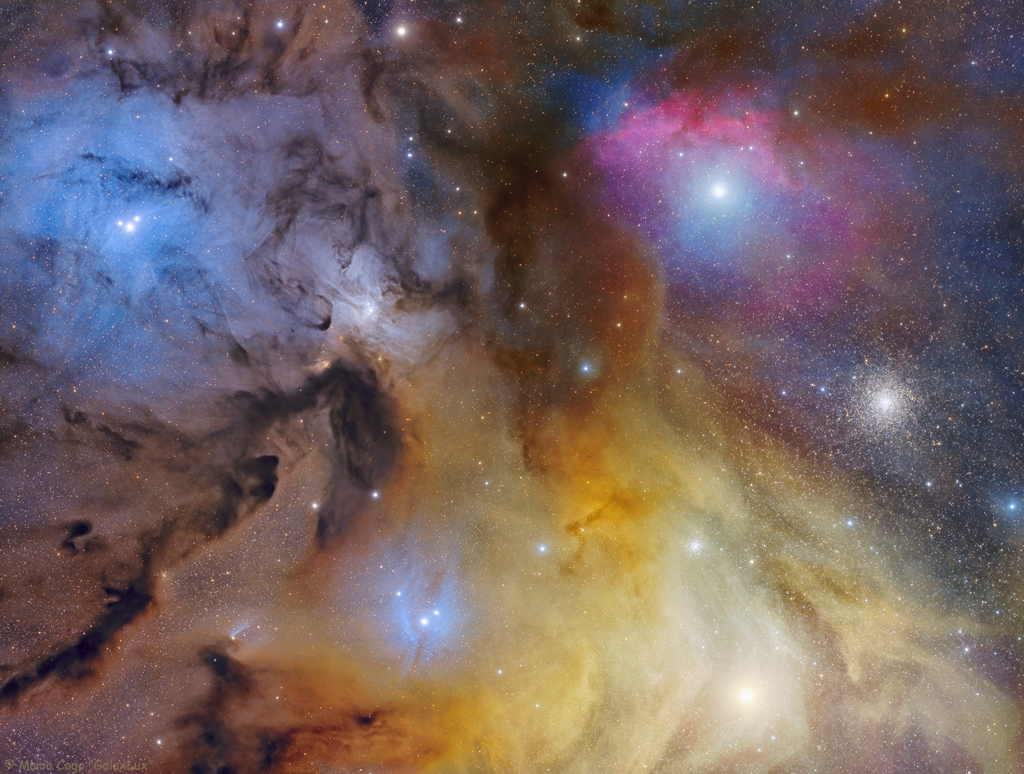 Antares und Rho Ophiuchi im Sternbild Skorpion mit farbenprächtigen Nebeln und dem Kugelsternhaufen M4.