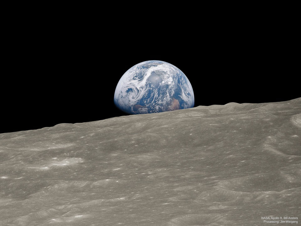 Die Erde taucht hinter dem Mond auf - fotografiert vom Apollo 8-Astronauten Bill Anders.