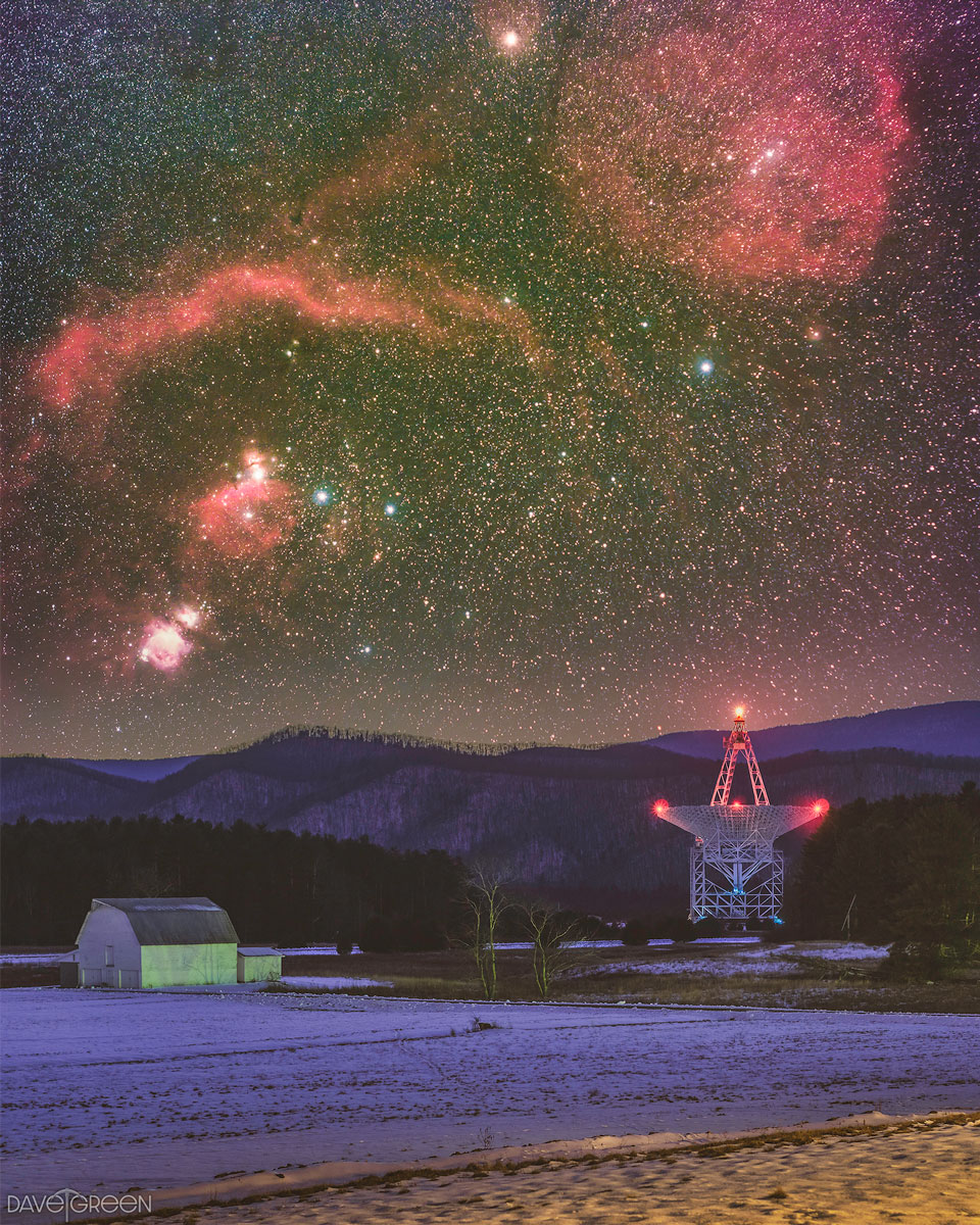 Das Robert-C. Byrd-Green-Bank-Teleskop in West Virginia mit Orion und dem Orionnebel im Hintergrund.