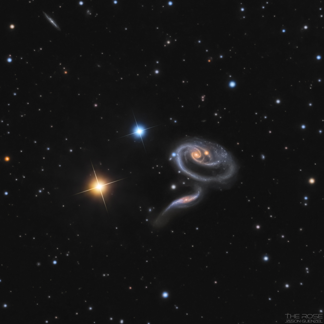 Diese merkwürdigen Galaxien im Sternbild Andromeda sind als Arp 273 oder auch UGC 1810 katalogisiert.
