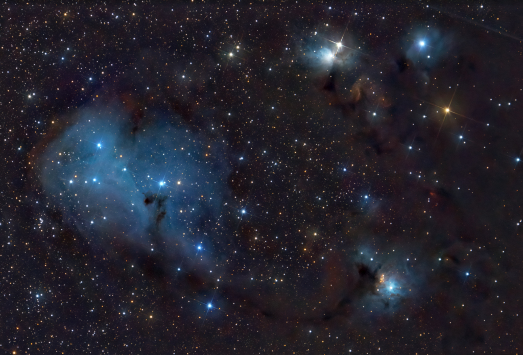Der Wolken­komplex Monoceros R1 im Sternbild Einhorn mit den bläulichen Reflexionsnebeln IC 447 und IC 446.