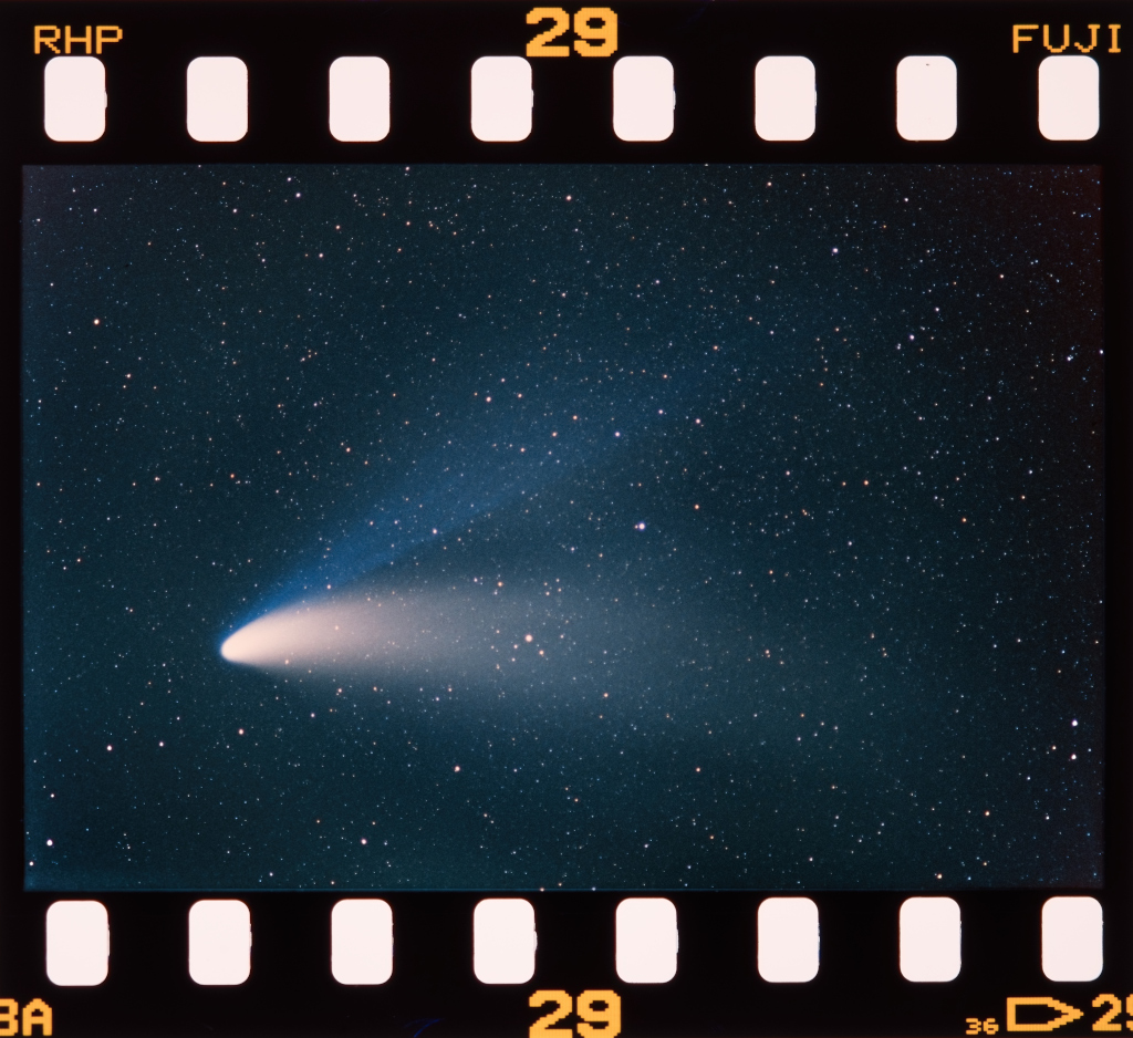 Dieses Diapositiv zeigt C/1995 O1, den legendären Kometen Hale-Bopp nach seinem Periheldurchgang.
