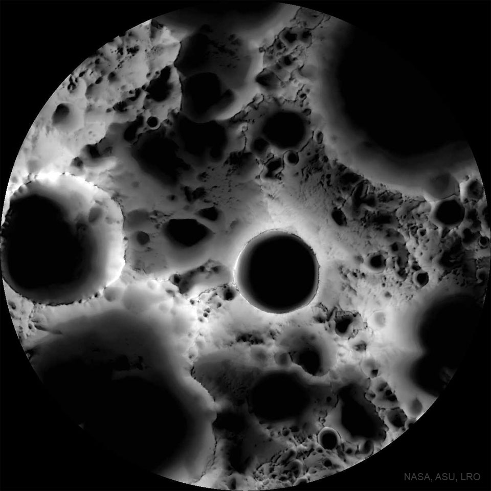 Dieses Bild der ständig beschatteten
Region am Südpol des Mondes entstand aus vielen Mondbildern, die aus verschiedenen Beleuchtungswinkeln aufgenommen wurden Es zeigt, welche Teile nie im direkten Sonnenlicht liegen.