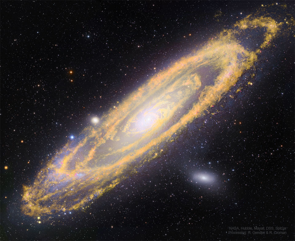 Das Bild zeigt M31, die Andromedagalaxie, in orange gefärbtem Infrarotlicht und im sichtbaren Licht, das weiß und blau gefärbt ist.