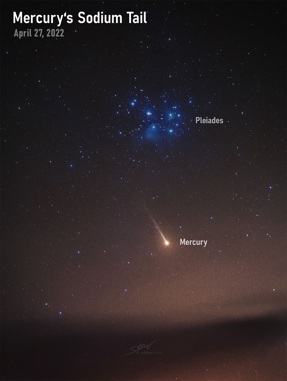Das Bild zeigt den Planeten Merkur unter dem Sternhaufen
der Plejaden. Merkur sieht merkwürdigerweise wie ein Komet aus, denn er hat einen langen Ionenschweif aus Natrium.