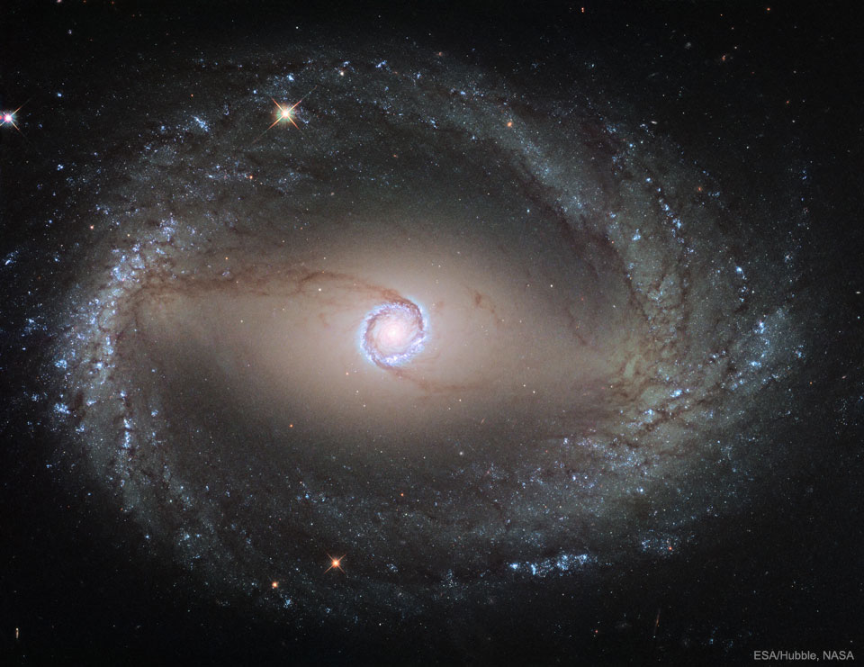 Kernring um das Galaxienzentrum von NGC 1512 im Sternbild Pendeluhr.