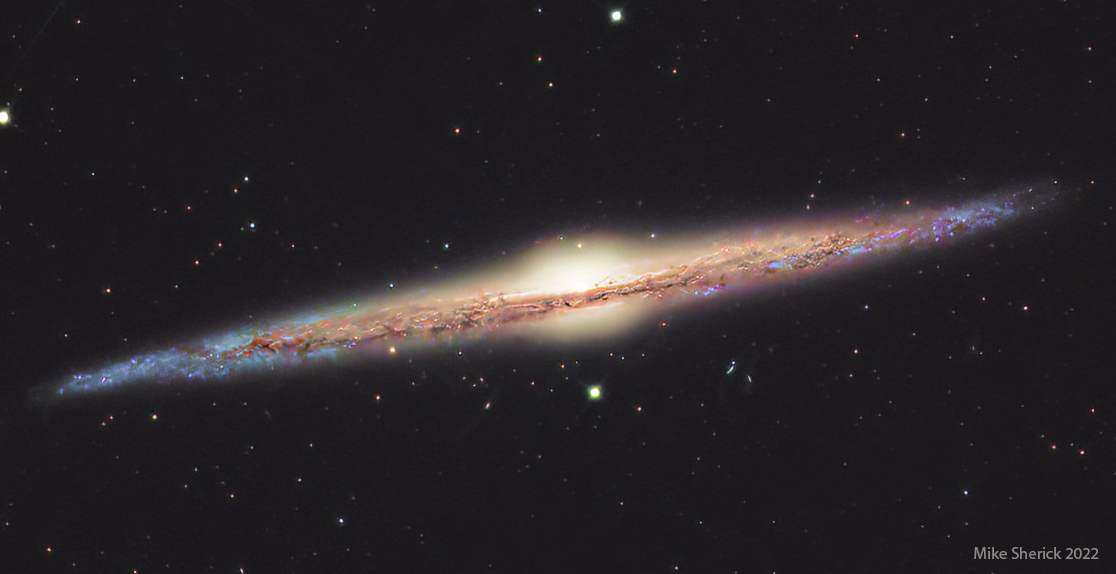 Die Spiralgalaxie NGC 4565 im Sternbild Haar der Berenike ist von der Seite sichtbar.
