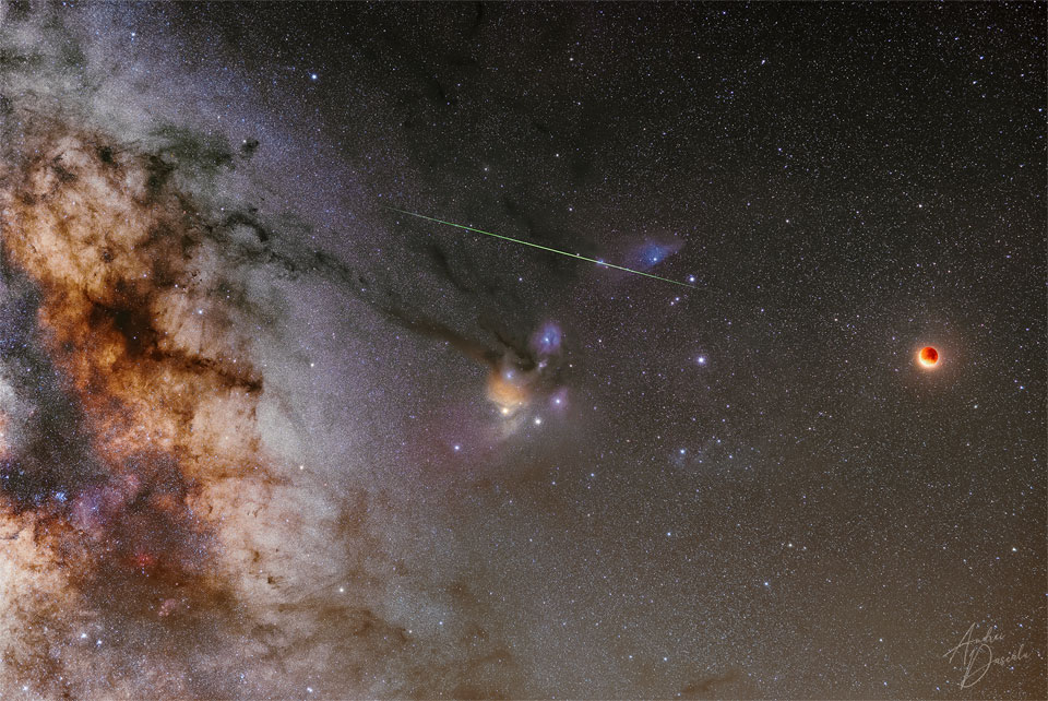 Totale Mondfinsternis beim Zentralband der Milchstraße und den Wolken von Rho Ophiuchi.