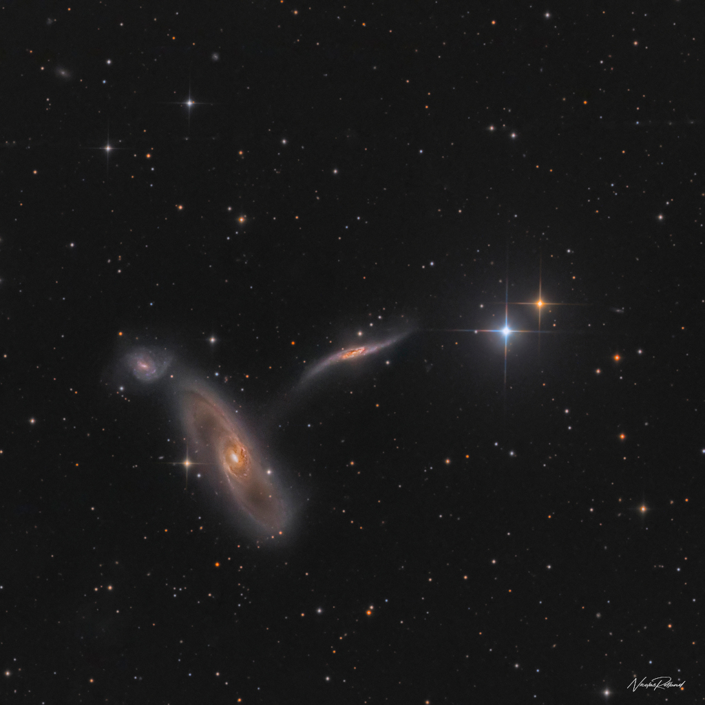 Das Galaxientrio NGC 5569, NGC 5560,  NGC 5566 im Sternbild Jungfrau ist auch als Arp 286 katalogisiert.
