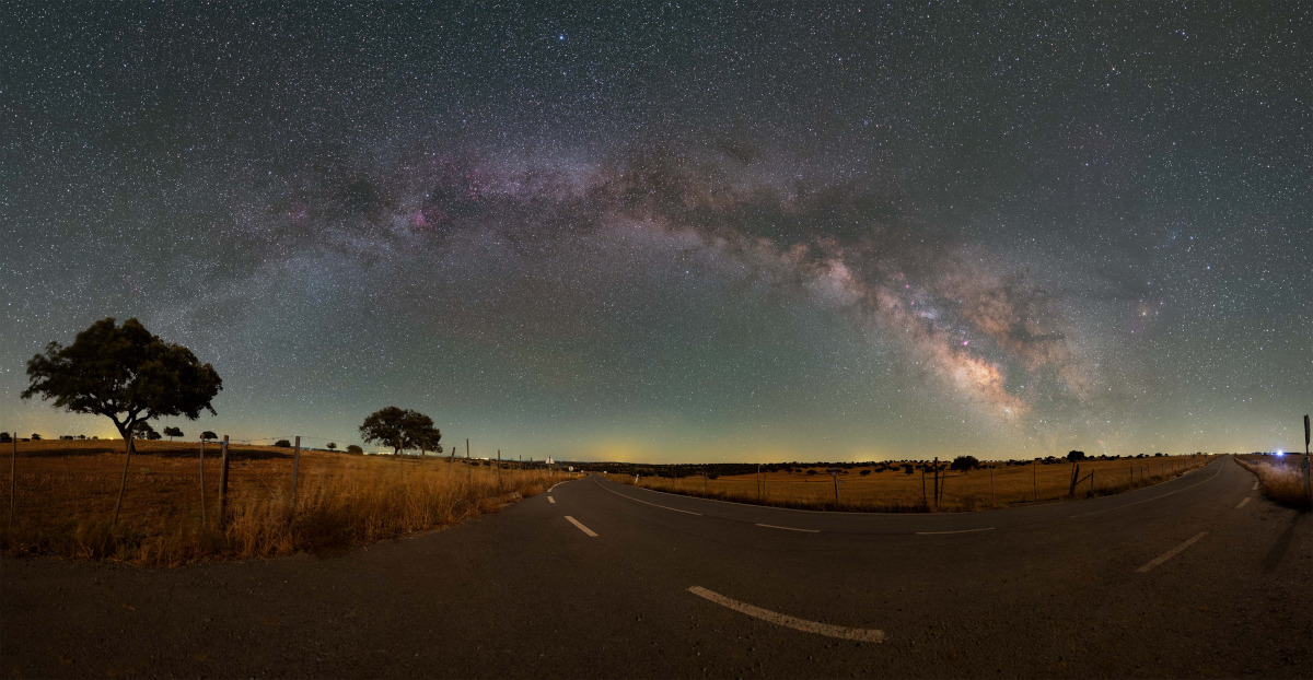 Die Straße und die Milchstraße reichen auf diesem 180-Grad-Panorama des Sternenlicht-Reservat Alqueva unweit von Alentejo in Portugal von Horizont zu Horihont.
