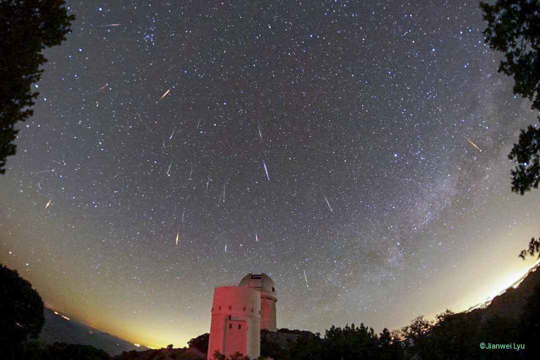 Das Bild zeigt Meteore aus dem meist schwachen Meteorstrom der Tau-Herkuliden. Es wurden 19 Bilder des Meteorschauers erstellt, wobei 3 weitere Meteore aufgenommen wurden. Im Vordergrund stehen zwei Teleskope von Kitt Peak: das 2,3-Meter-Bok-Teleskop und das 4-Meter-Mayall-Teleskop.