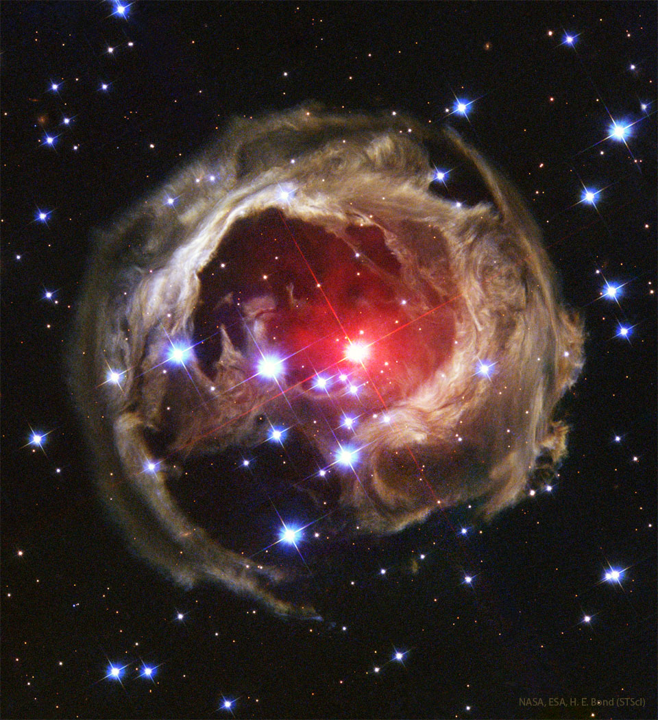 Der Nebel V838 im Sternbild Einhorn löste nach einem Ausbruch 2002 ein Lichtecho aus, das sich immer noch ausbreitet.