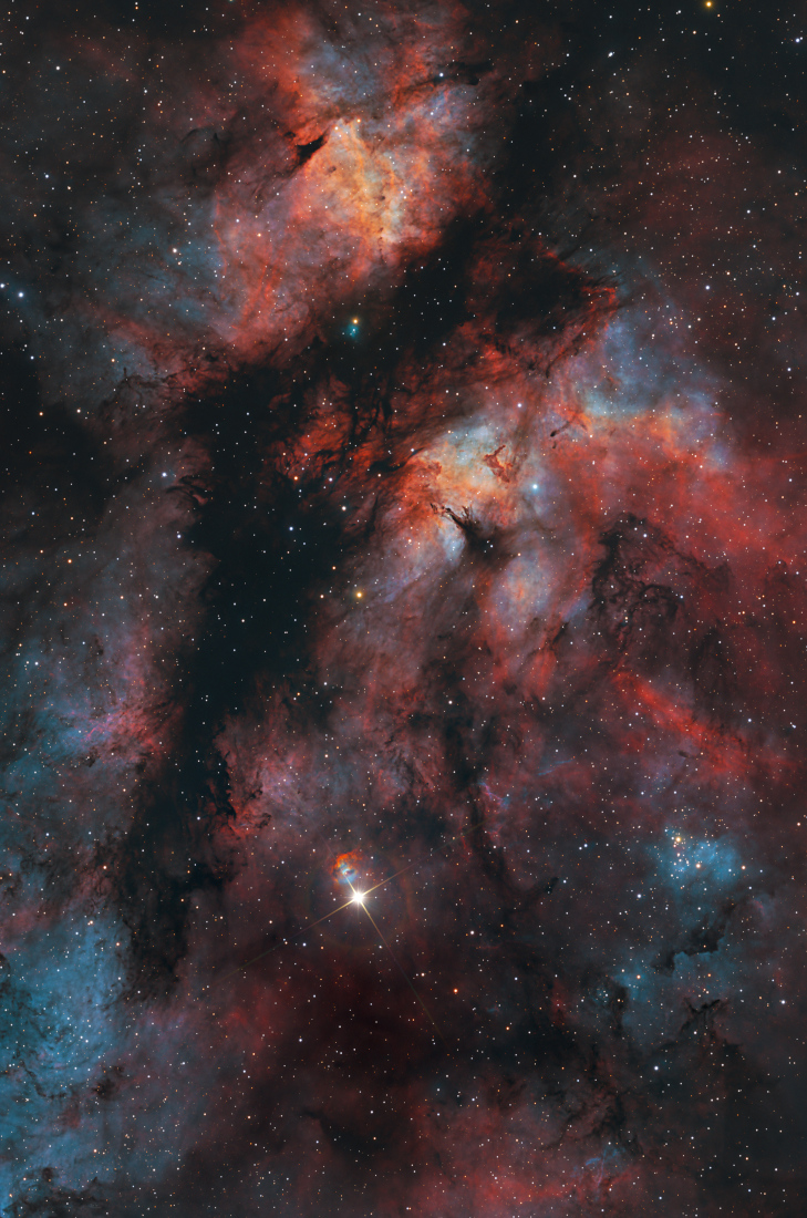 Himmelslandschaft mit dem Stern Gamma Cygni im Sternbild Schwan mit dem Emissionsnebel IC 1318, auch Schmetterlingsnebel genannt, und dem offenen Sternhaufen NGC 6910.