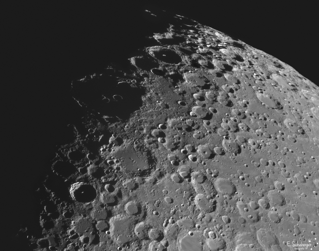 Das Bild zeigt den jungen Krater Tycho und den alten Krater Clavius auf der Mondvorderseite in der Morgendämmerung.